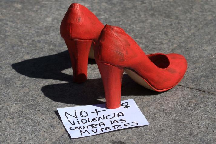[FOTOS] "Zapatos rojos": una intervención contra la violencia de género