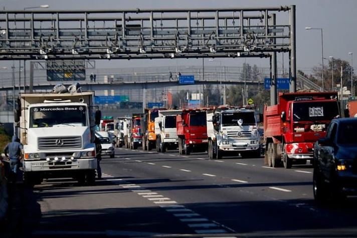 Camioneros envían carta a Presidente Piñera exigiendo cambios por alzas de petróleo