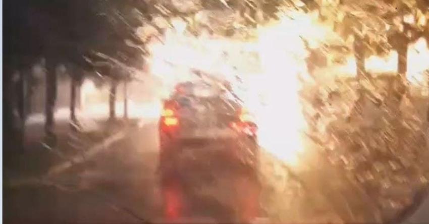 [VIDEO] El impactante registro de un transformador explotando en medio de lluvia