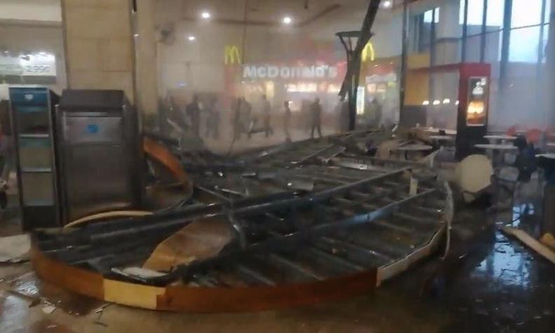 [VIDEO] Lluvia provoca caída de techo en patio de comidas de mall Florida Center