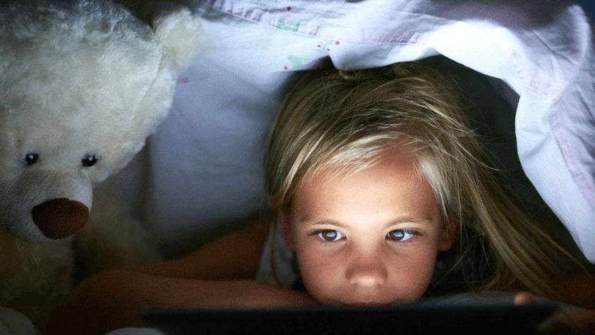 El estudio que dice que las pantallas casi no afectan el sueño de los niños