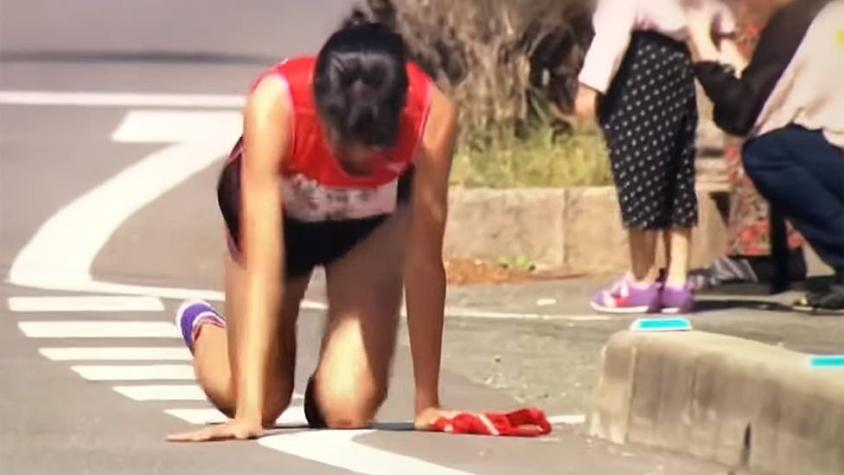 El impactante esfuerzo de la corredora japonesa que terminó gateando y ensangrentada tras fractura