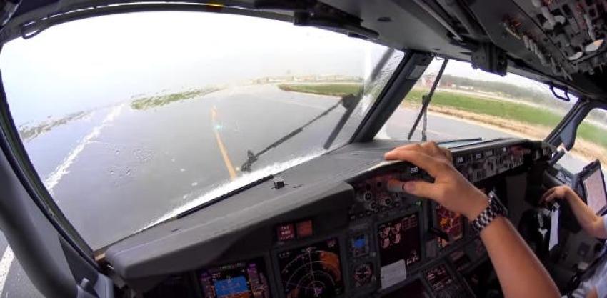 [VIDEO] Avión aterriza en medio de una tormenta y este registro muestra lo que no quieres ver