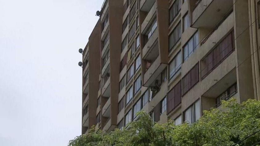 [VIDEO] Detienen a joven que disparó desde edificio en el centro de Santiago