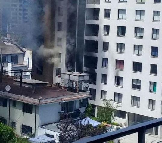 [VIDEO] Hombre se lanzó al vacío durante incendio en edificio en Ñuñoa