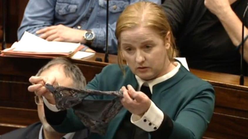 ¿Por qué una política en Irlanda mostró una pieza de ropa interior para protestar en el Parlamento?