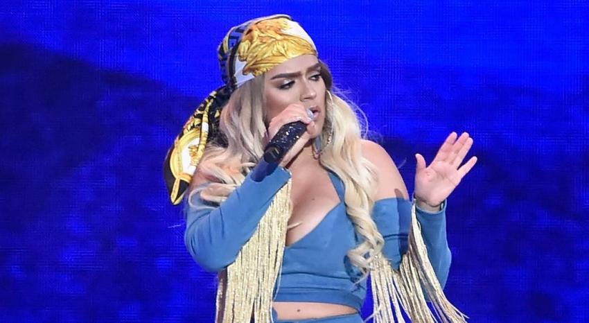 [VIDEO] La fuerte caída que sufrió Karol G durante un show con Becky G y Lali Espósito
