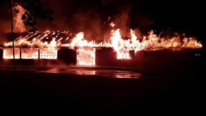[VIDEO] Incendio arrasa con centro de eventos de Pidima en la comuna de Ercilla
