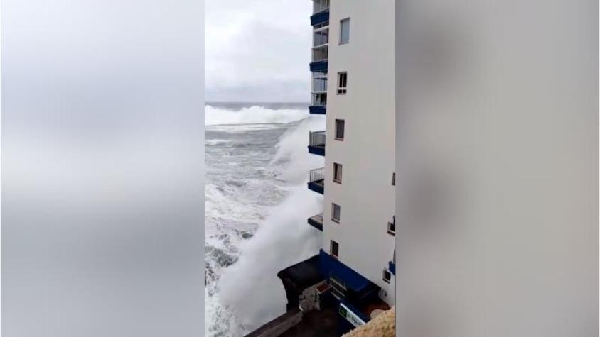[VIDEO] El impresionante registro de una ola gigante que destruye balcones de un edificio en España