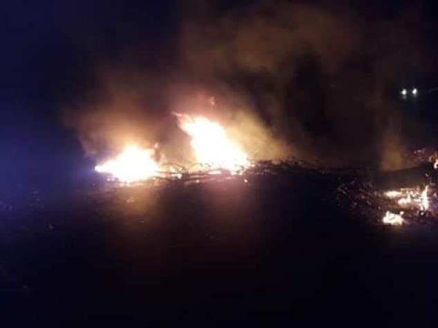 Tres cabañas resultan incendiadas tras presunto ataque incendiario en la región del Biobío