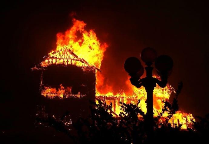 Víctimas fatales del incendio más letal de California aumentan a 77