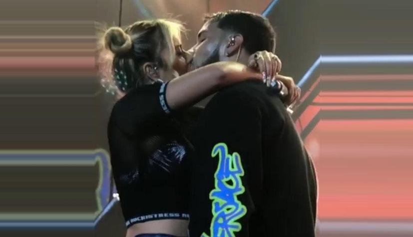 [VIDEO] Karol G y Anuel AA confirman su relación con un apasionado beso sobre el escenario