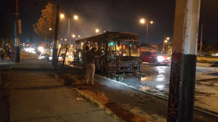 [VIDEO] Encapuchados queman bus del Transantiago en Pedro Aguirre Cerda