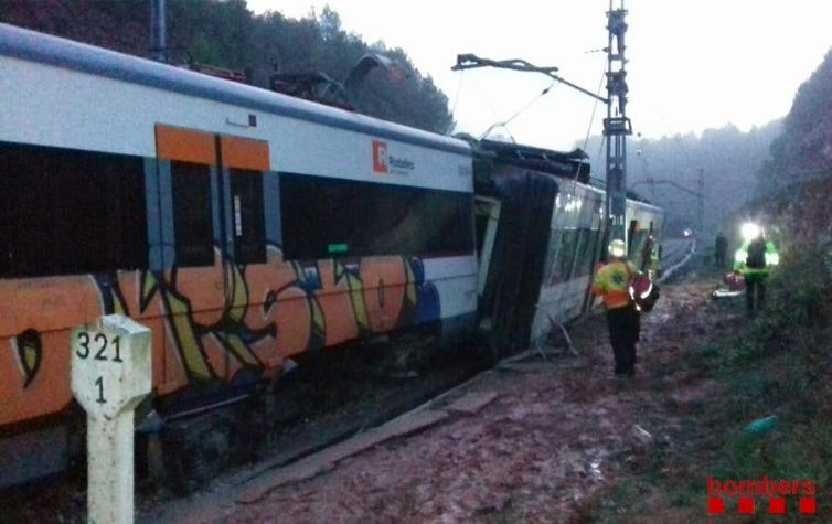 [FOTOS] Al menos un muerto y seis heridos deja el descarrilamiento de un tren en Barcelona
