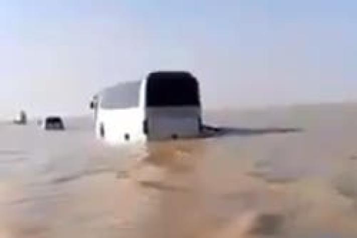 [VIDEO] Lluvias dejan insólitas inundaciones en el desierto de Arabia Saudita