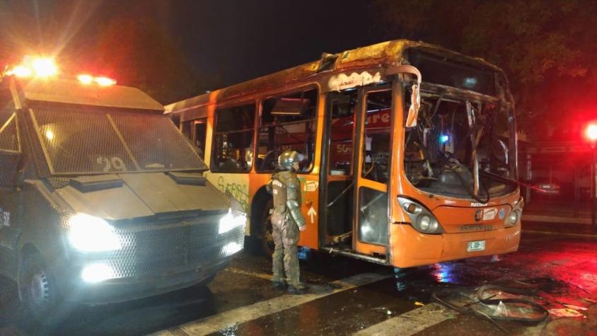 [FOTOS] Desconocidos queman bus del Transantiago en cercanías a Parque Bustamante