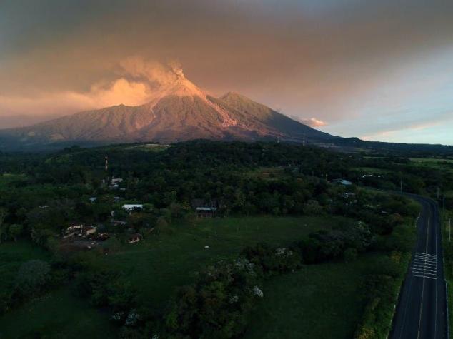 Evacuados por erupción de volcán en Guatemala retornan a sus comunidades
