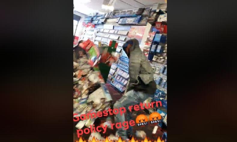 [VIDEO] Cliente destrozó una tienda de videojuegos porque no le aceptaron una devolución
