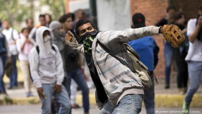 Manifestación universitaria revive las protestas contra Maduro