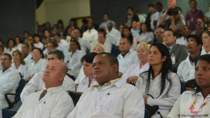Cuba comienza a repatriar los 8.332 médicos que tiene en Brasil