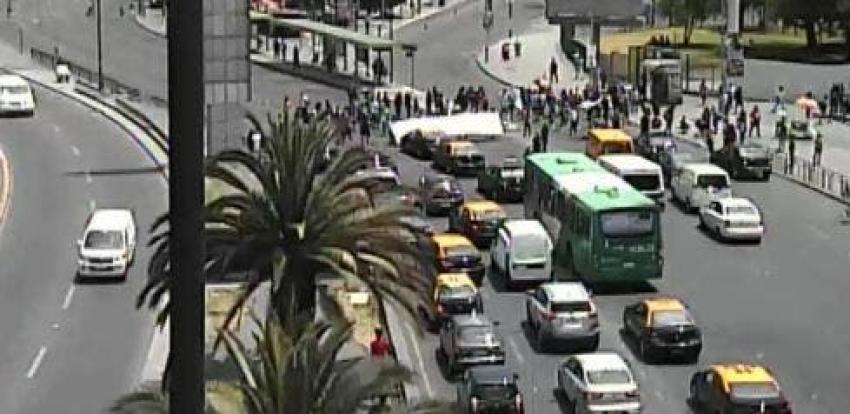 Manifestantes interrumpieron el tránsito en cercanías a la Universidad de Santiago