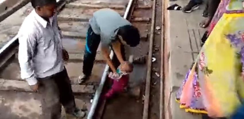 [VIDEO] Tren pasa a toda velocidad sobre un bebé en India: resultó ileso