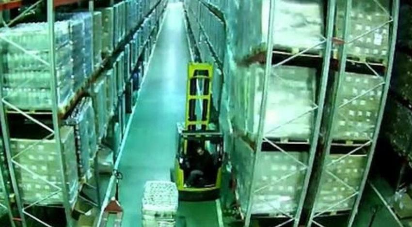 [VIDEO] Trabajador provoca extraordinario derrumbe en una fábrica