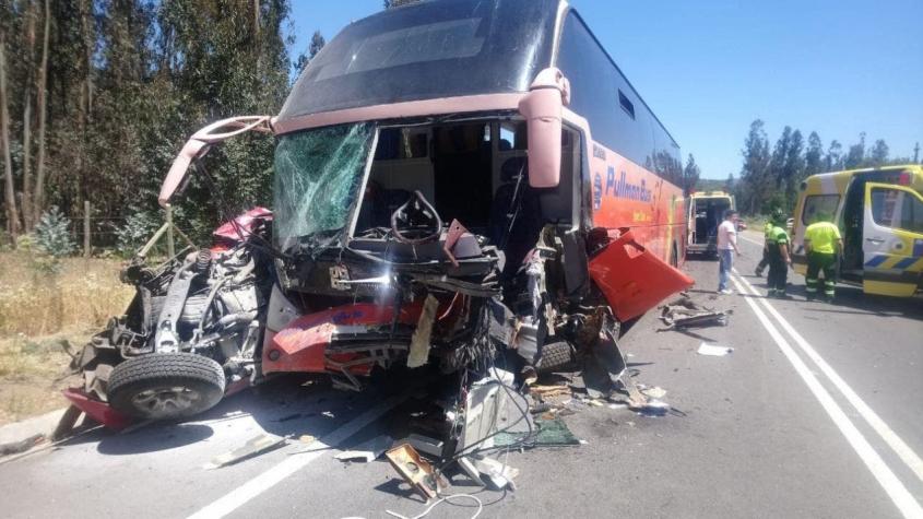 [VIDEO] Un fallecido deja choque frontal entre un bus y un vehículo menor en la ruta Lo Orozco
