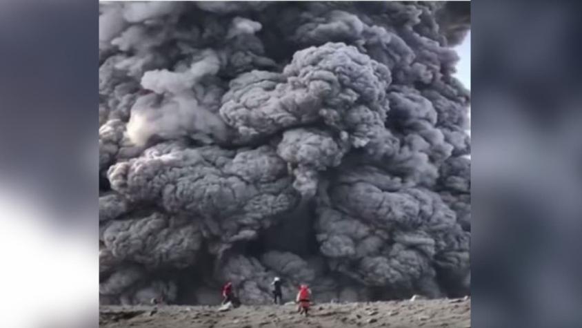 [VIDEO] Senderistas rusos escalan volcán en plena erupción