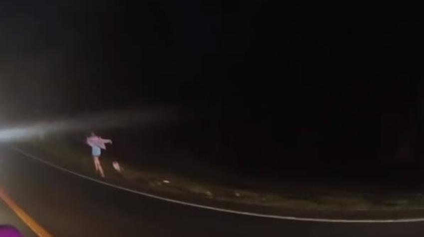 [VIDEO] Mujer drogada deja caer a su hijo de mes y medio mientras escapa de la policía