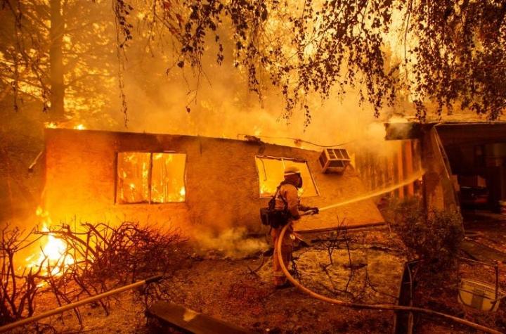 Incendio de California está 100% contenido según bomberos