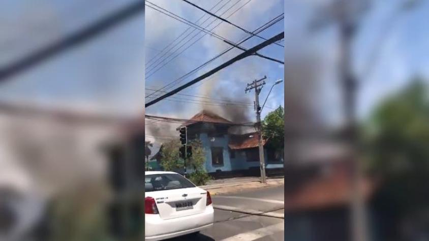 [VIDEO] Incendio afecta a local de parrilladas en Ñuñoa