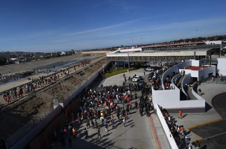 [VIDEO] Cientos de migrantes tratan de saltar la valla fronteriza entre México y Estados Unidos