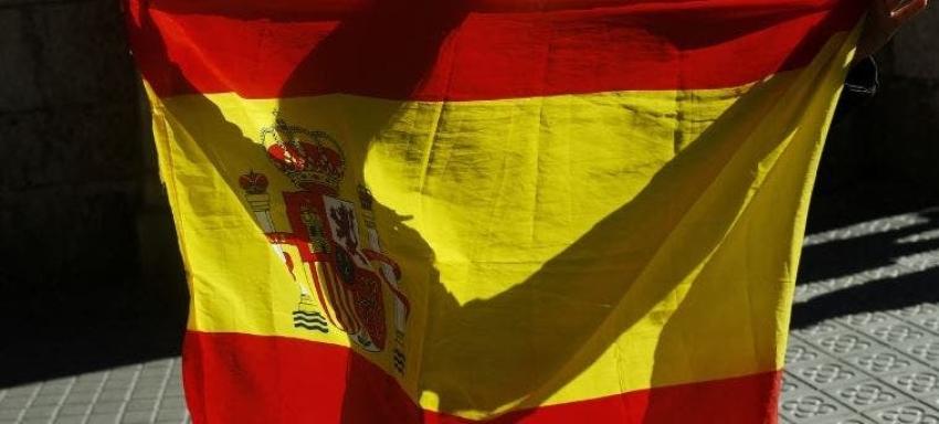 El humorista que se limpió la nariz con una bandera española y encendió un debate legal