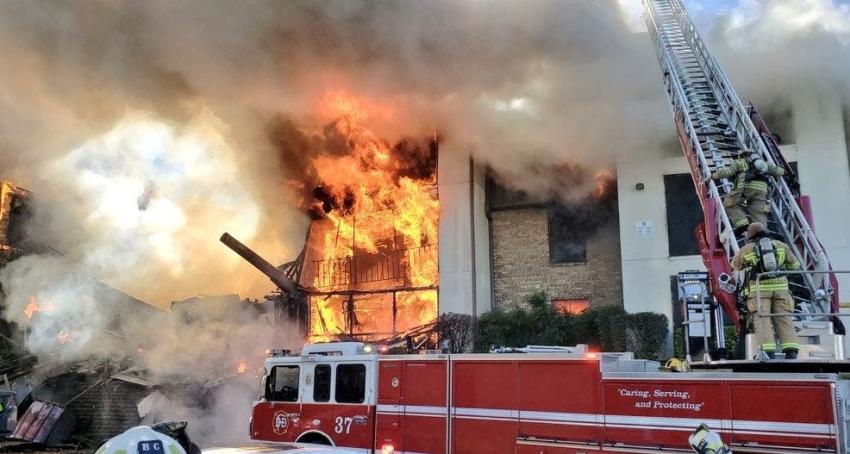 [VIDEO] Estados Unidos: Complejo de departamentos queda destruido tras incendio en Dallas
