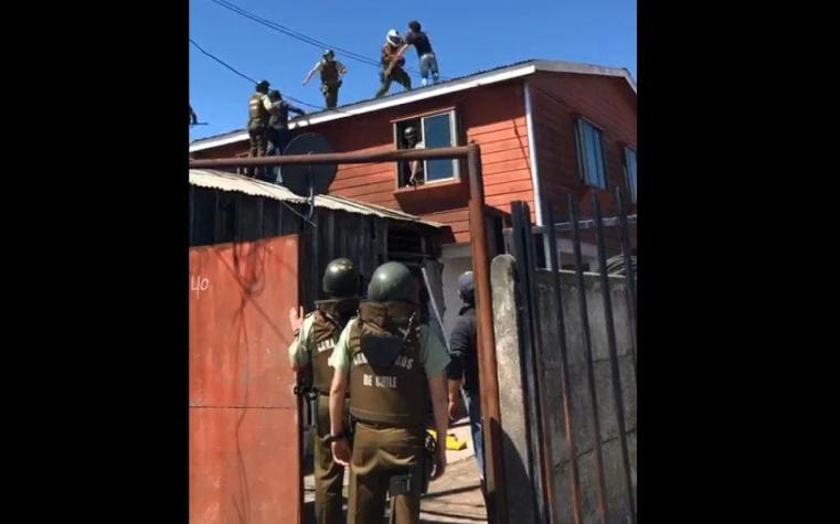 [VIDEO] Hombre se escondió en un techo y golpeó con palos a carabineros que lo iban a detener
