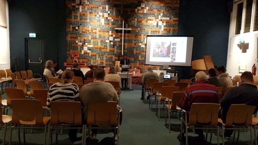 El servicio interminable en una iglesia de Holanda para evitar la deportación de una familia