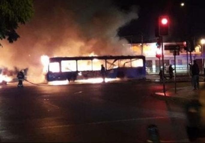 [VIDEO] Encapuchados queman dos buses del Transantiago en Pedro Aguirre Cerda
