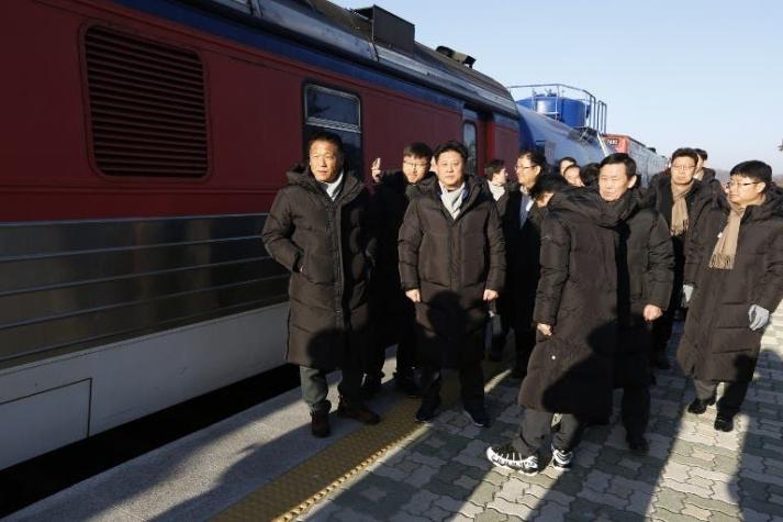 [FOTOS] Tren surcoreano cruza al Norte de cara a una posible reconexión ferroviaria