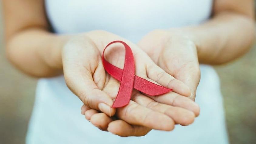 Por qué no te vas a contagiar del VIH con un beso y otros 7 mitos sobre el sida