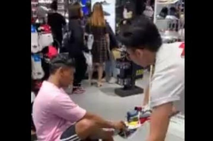 [VIDEO] Vendedor fue víctima de una broma y terminó recibiendo un aumento de sueldo en Malasia