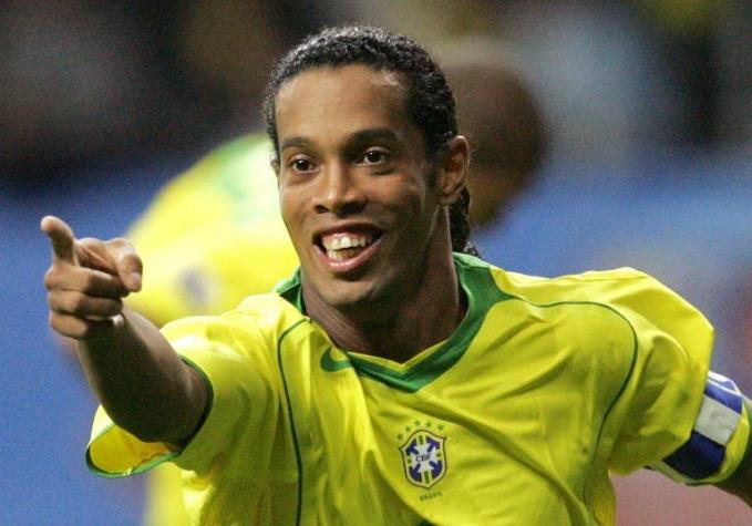 Ronaldinho escapa de la prensa utilizando un doble