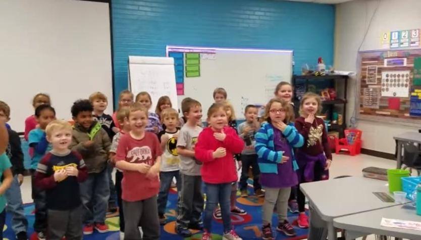 [VIDEO] Aprendieron a cantar "Feliz cumpleaños" en lenguaje de señas para su conserje que es sordo