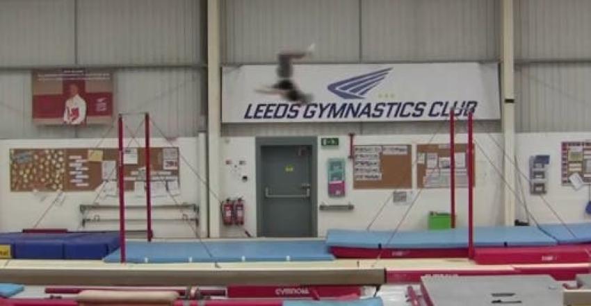 [VIDEO] El increíble salto con que un gimnasta británico estableció un récord mundial