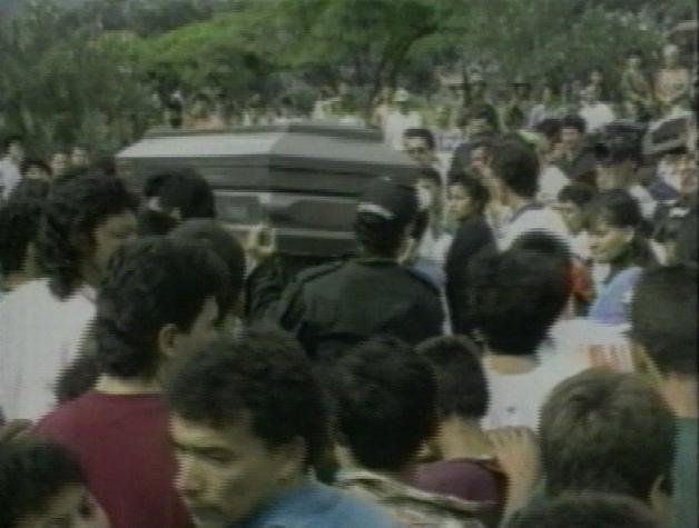 Las imágenes que muestran el caótico y masivo funeral que tuvo Pablo Escobar