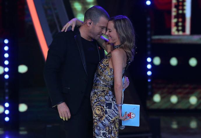 [FOTO] Diana Bolocco y Julián Elfenbein protagonizan el primer gran beso de la Teletón 2018