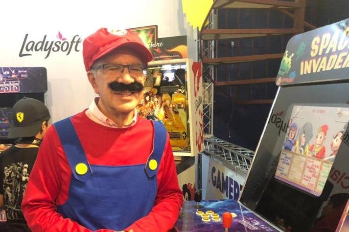 [VIDEO] Joaquín Lavín llegó disfrazado de Mario Bros a la GamerTón