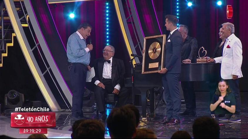 [VIDEO] "Tío Valentín" recibe disco de oro tras su presentación en Teletón 2018