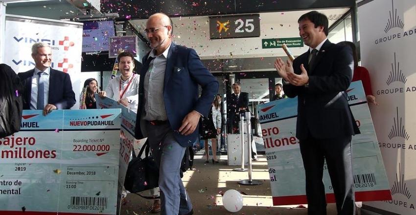 [VIDEO] Aeropuerto de Santiago premia a pasajero que cumplió hito histórico de la terminal