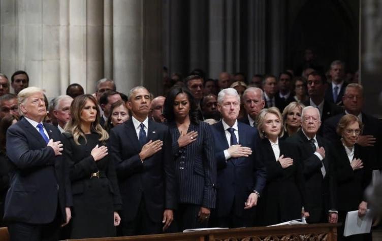 [VIDEO] Trump evitó saludar a los Clinton en el funeral de George H. W. Bush